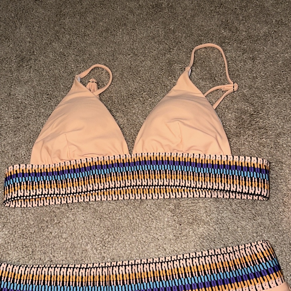 Peach Bikini - Picture 4 of 7